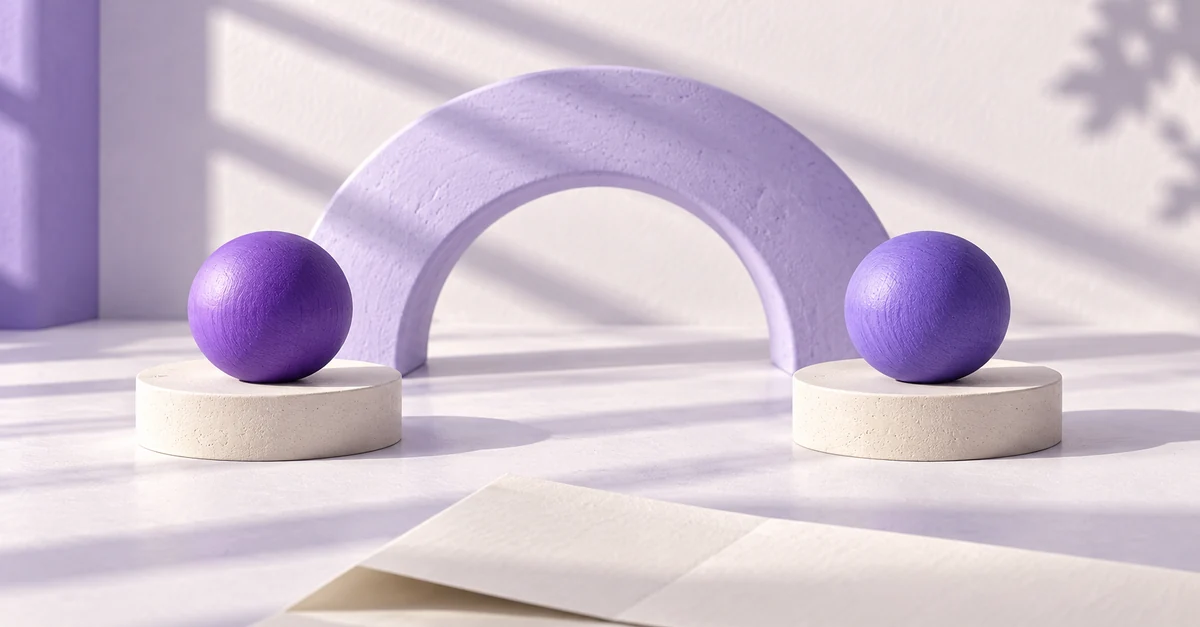 Dos esferas moradas reposan sobre plataformas crema separadas; un arco lila se alza detrás de ambas, con una hoja doblada en primer plano.
